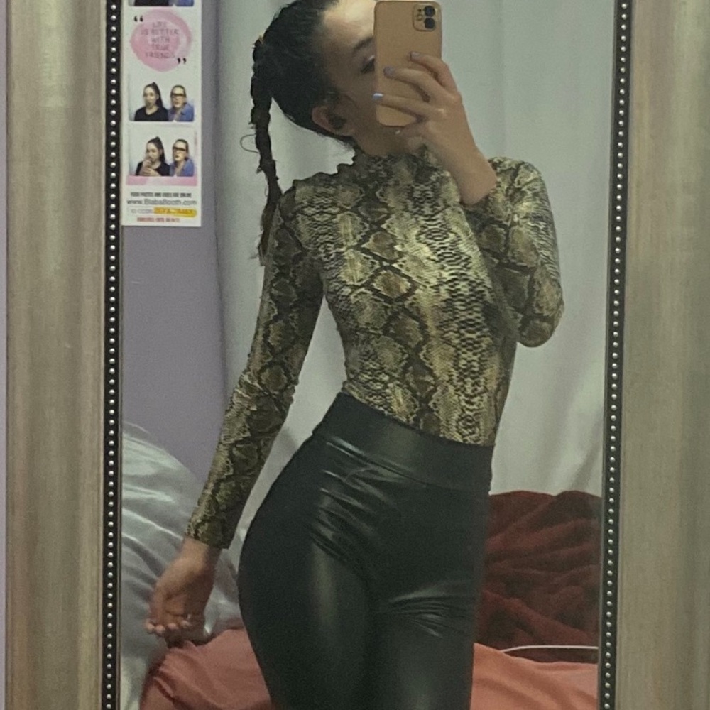 MEET YOUR POSHER